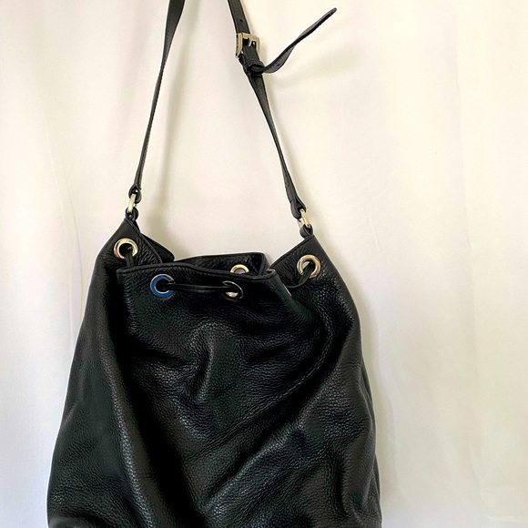MICHAEL KORS Soft Leather black bucket purse with shoulder strap - Picture 3 of 14